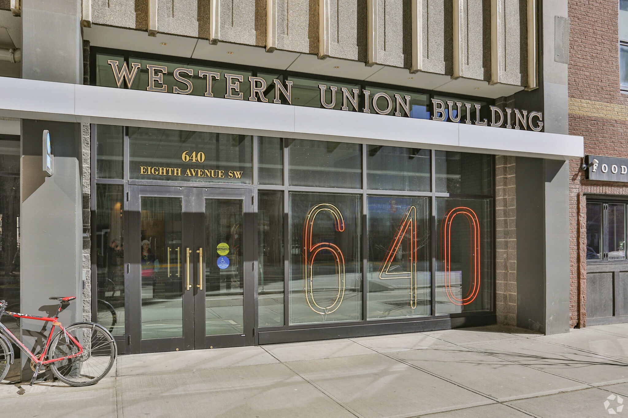 640 8th Ave SW, Calgary, AB à louer Photo de l’immeuble– Image 1 sur 6