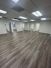 18425 Burbank Blvd, Tarzana, CA à louer Photo de l’immeuble– Image 2 sur 3