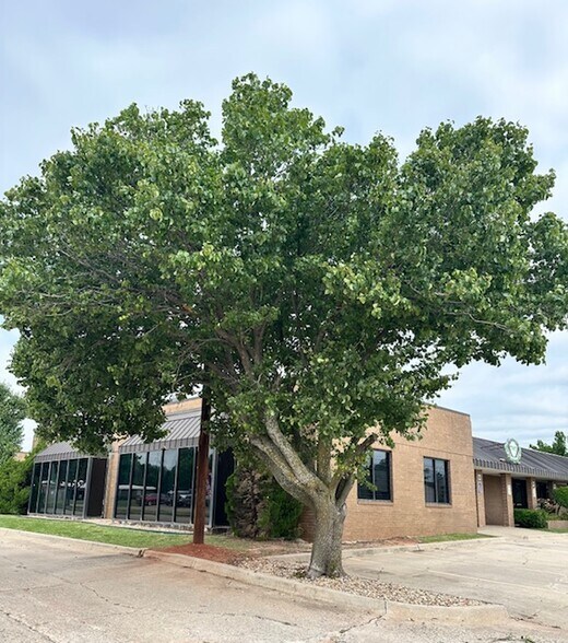 11102 N Stratford Dr, Oklahoma City, OK à vendre - Photo de l’immeuble – Image 2 sur 14