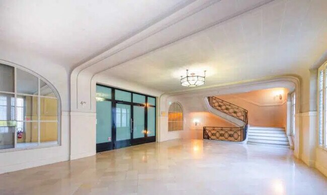 Plus de détails pour Rue Rougemont, Paris - Coworking à louer
