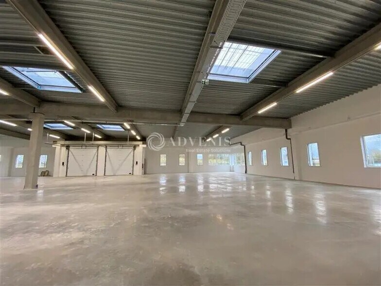 Local d’activités dans Élancourt à louer - Photo de l’immeuble – Image 3 sur 4