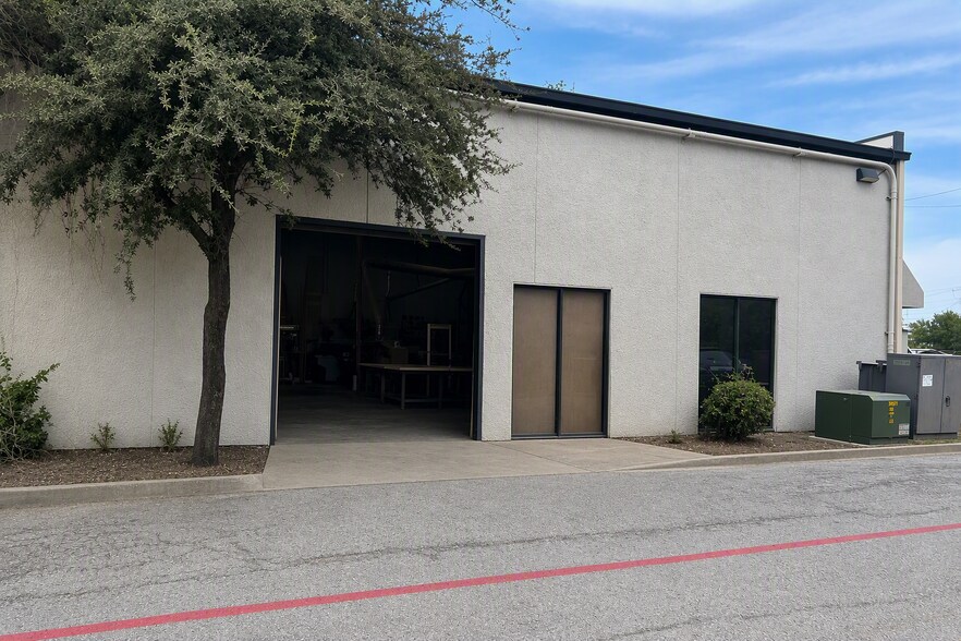 2734 W Kingsley Rd, Garland, TX à louer - Photo de l’immeuble – Image 2 sur 15