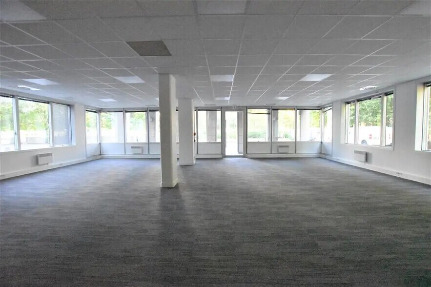 Bureau dans Villepinte à vendre - Photo de l’immeuble – Image 2 sur 7
