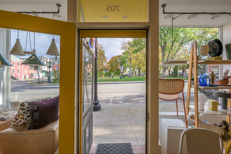 705 Warren St, Hudson, NY à vendre - Photo de l’immeuble – Image 2 sur 45