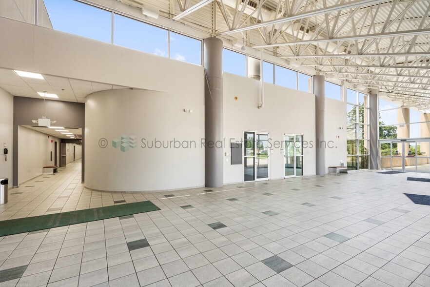 1900 Ogden Ave, Aurora, IL à louer - Hall d’entrée – Image 2 sur 12