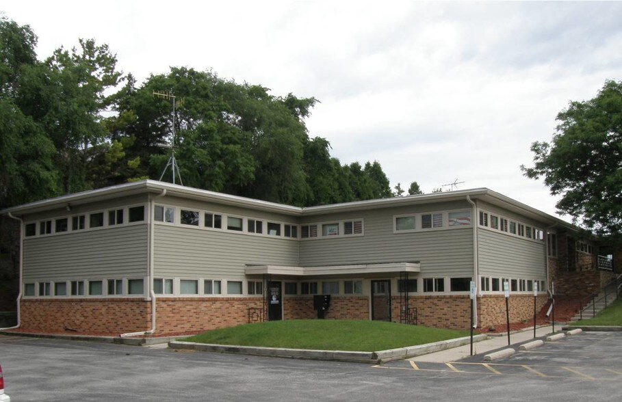 N84W15787 Menomonee Ave, Menomonee Falls, WI à louer - Photo de l’immeuble – Image 3 sur 5