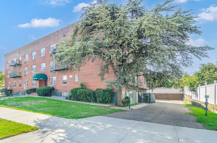 9420 Albert Rd, Ozone Park, NY à vendre - Photo de l’immeuble – Image 3 sur 8