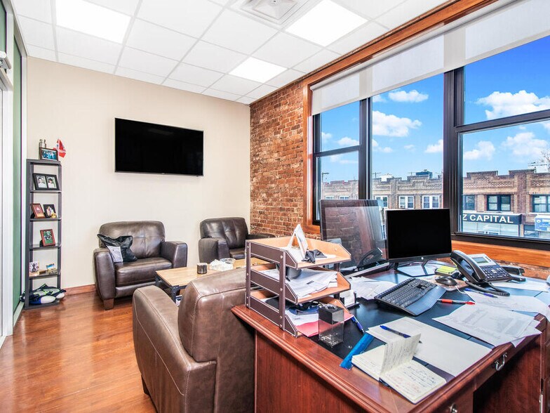 205-02 Jamaica Ave, Hollis, NY à vendre - Photo intérieure – Image 3 sur 27