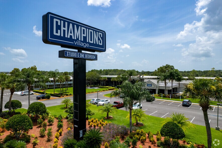 8660 W Irlo Bronson Memorial Hwy, Kissimmee, FL à louer - Photo de l’immeuble – Image 3 sur 14