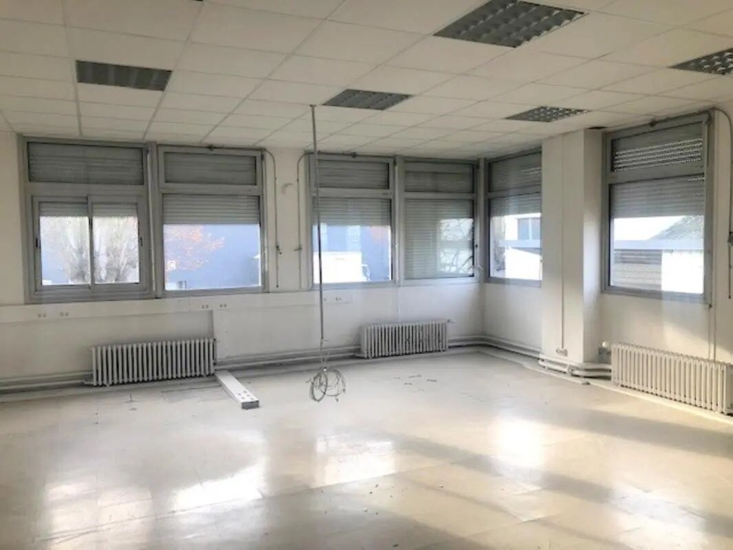 Bureau dans Les Clayes-sous-Bois à louer Photo de l’immeuble– Image 1 sur 6
