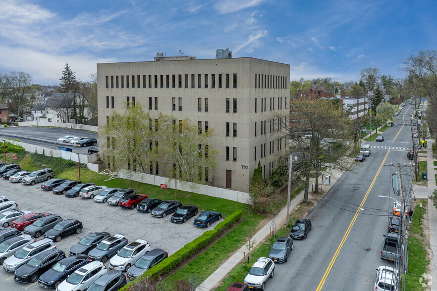 110 Lockwood Ave, New Rochelle, NY à vendre - Photo de l’immeuble – Image 1 sur 8