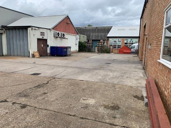 Island Farm Ave, West Molesey à louer - Photo de l’immeuble – Image 2 sur 9