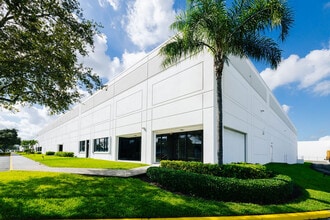 7800-7890 NW 80th St, Miami, FL à louer Photo intérieure– Image 1 sur 9