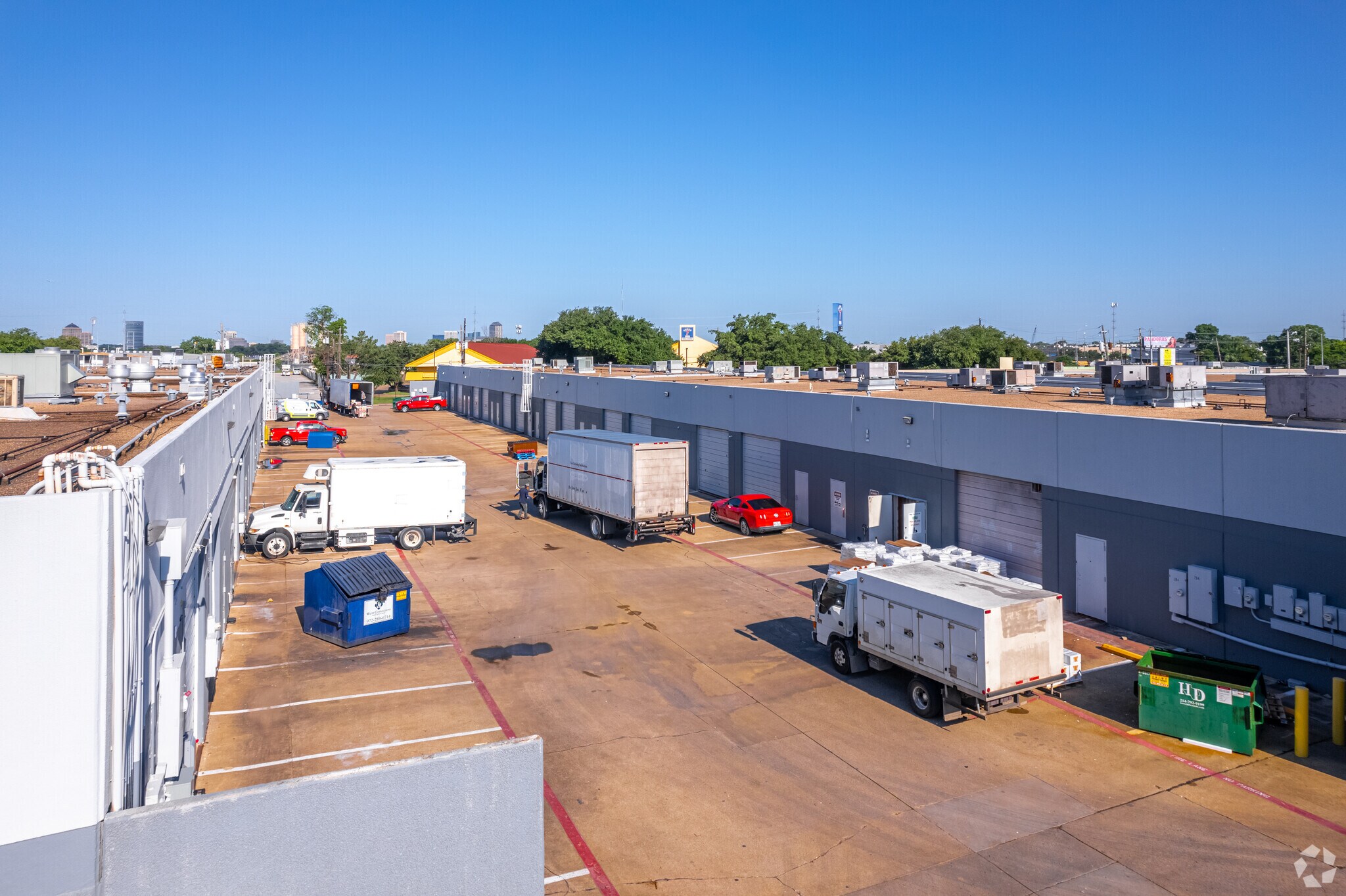 2154 W Northwest Hwy, Dallas, TX à louer Photo principale– Image 1 sur 27