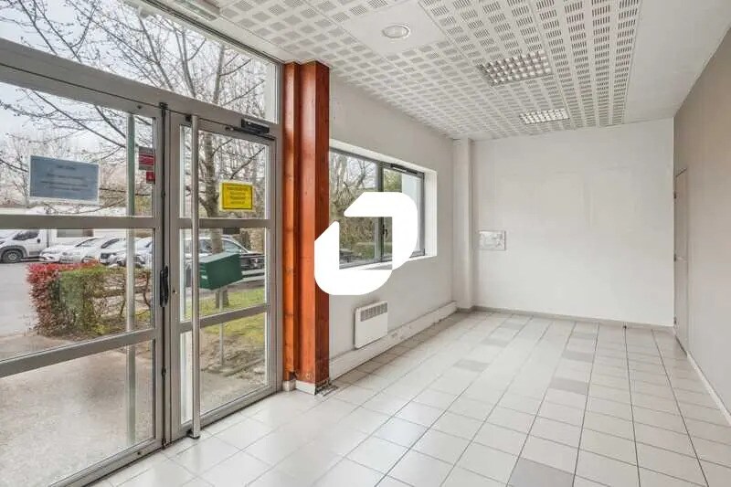 Bureau dans Le Bourget à louer - Photo de l’immeuble – Image 2 sur 14