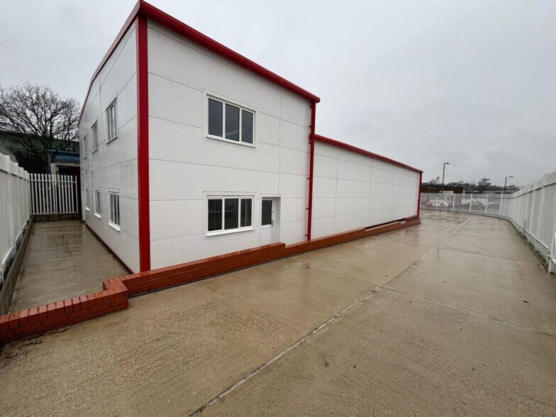 1 Mayflower Close, Eastleigh à louer - Photo de l’immeuble – Image 2 sur 3
