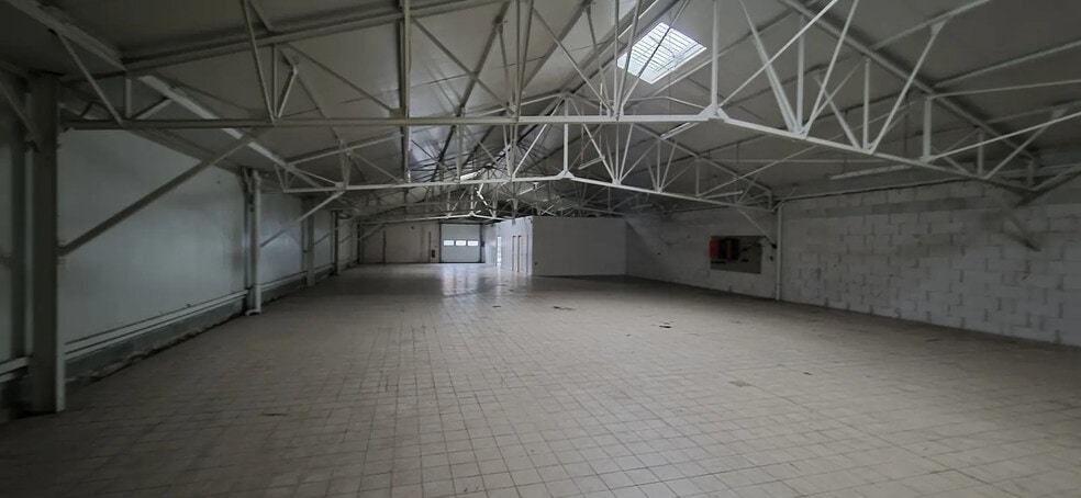 Industriel/Logistique dans SAINT-BARTHELEMY-D'ANJOU à louer - Photo de l’immeuble – Image 1 sur 4