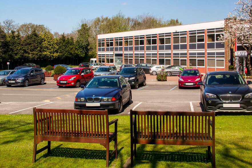 Lower Guildford Rd, Woking à louer - Photo de l’immeuble – Image 2 sur 2
