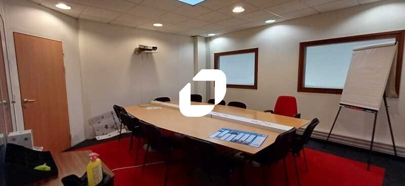 Bureau dans Aubergenville à louer - Photo intérieure – Image 2 sur 7