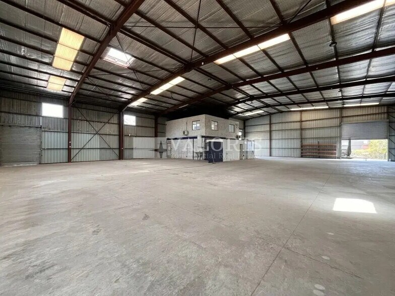 Local d’activités dans Velaux à louer - Photo de l’immeuble – Image 2 sur 7