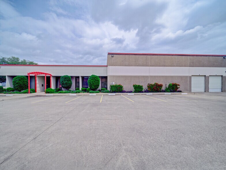 2424 Lacy Ln, Carrollton, TX à vendre - Photo de l’immeuble – Image 2 sur 32