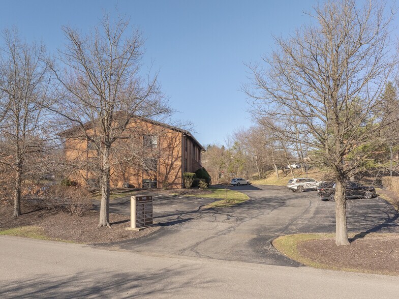 600 Commerce Dr, Coraopolis, PA à vendre - Photo de l’immeuble – Image 3 sur 22