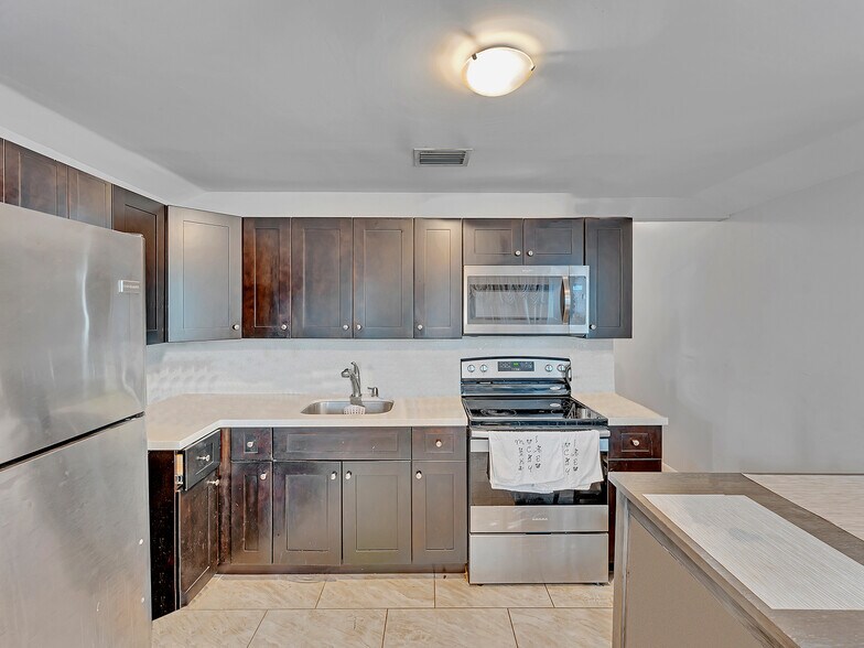 161 NW 40th St, Oakland Park, FL à vendre - Photo de l’immeuble – Image 3 sur 15