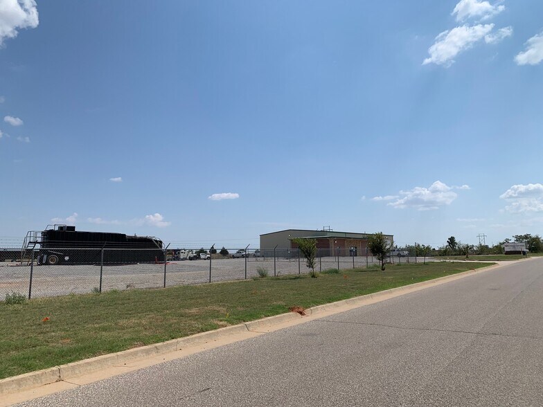 2200 Industrial Blvd, Weatherford, OK à louer - Photo de l’immeuble – Image 1 sur 4