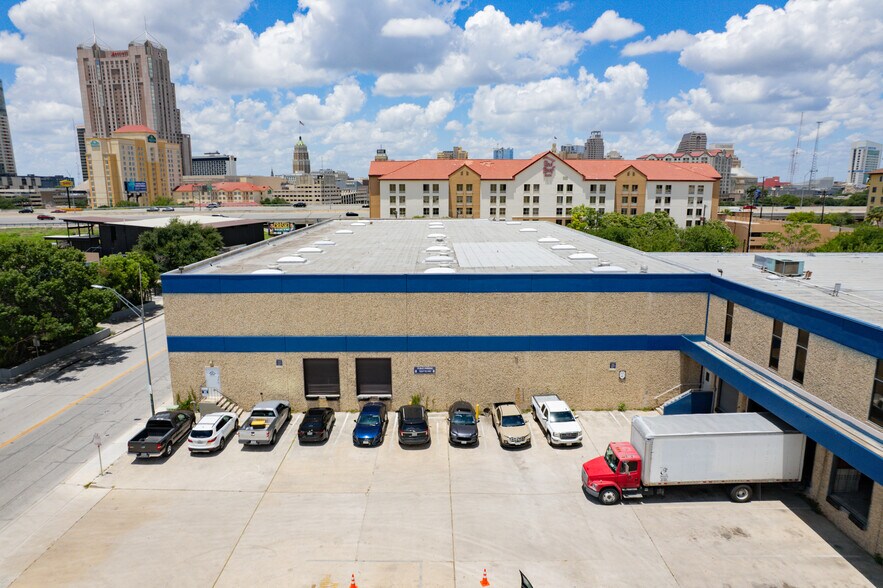 1113-1133 E Houston St, San Antonio, TX à louer - Photo de l’immeuble – Image 2 sur 16