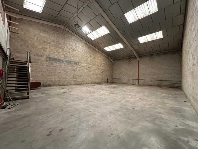 Plus de détails pour Local d’activités à vendre