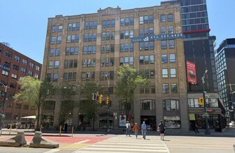 130 Spadina Ave, Toronto, ON à louer Photo de l’immeuble– Image 2 sur 6