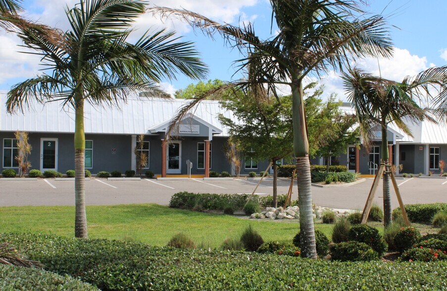 9371 Cypress Lake Dr, Fort Myers, FL à louer - Photo de l’immeuble – Image 3 sur 11