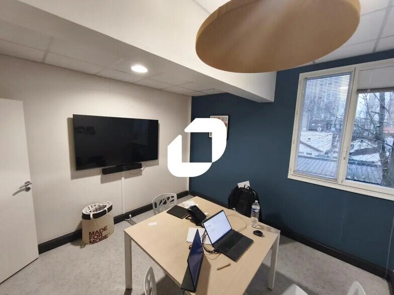 Local d’activités dans Alfortville à louer - Photo de l’immeuble – Image 3 sur 7