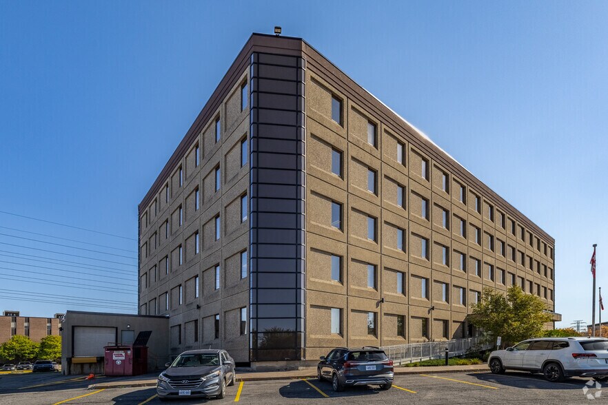1725 Woodward Dr, Ottawa, ON à louer - Photo de l’immeuble – Image 2 sur 3