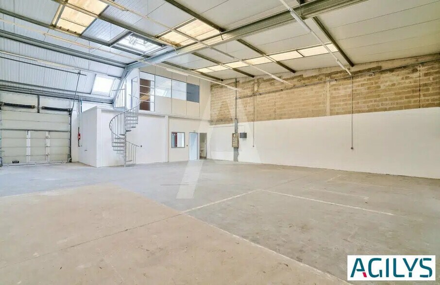 Local d’activités dans Évry-Courcouronnes à louer - Photo de l’immeuble – Image 2 sur 7