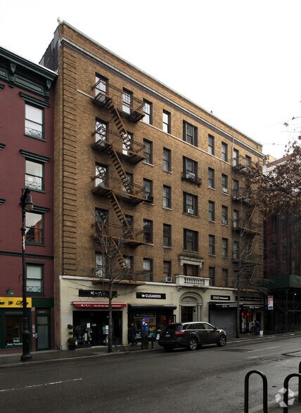 11 W 8th St, New York, NY à louer - Photo de l’immeuble – Image 3 sur 11