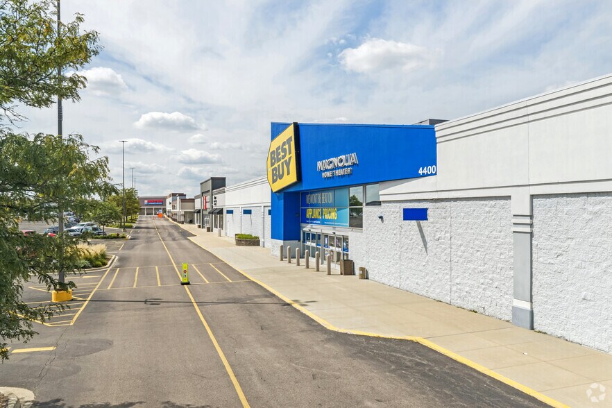 4302-4442 E New York St, Aurora, IL à louer - Photo de l’immeuble – Image 3 sur 34