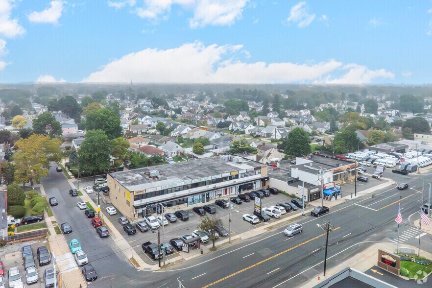 300 Hempstead Tpke, West Hempstead, NY à louer - Photo de l’immeuble – Image 2 sur 5