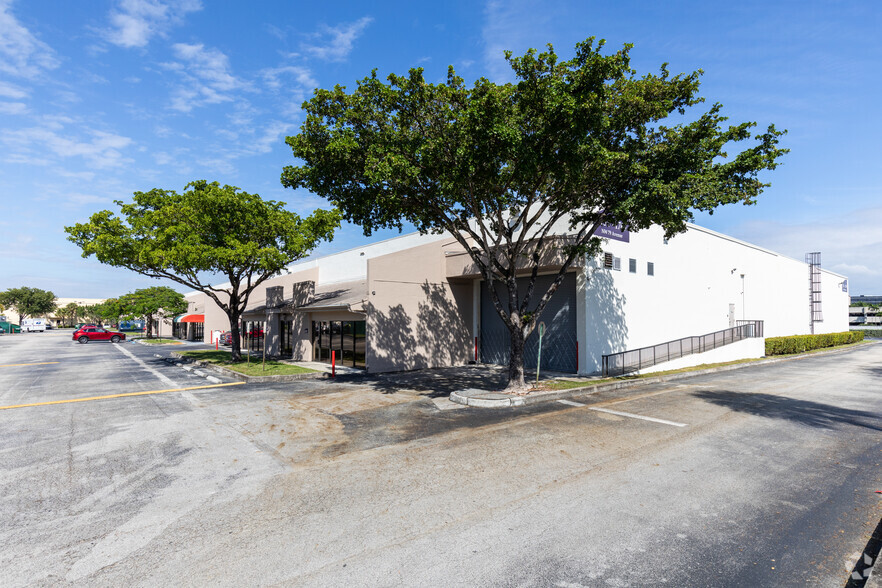 1751-1789 NW 79th Ave, Doral, FL à louer - Photo de l’immeuble – Image 2 sur 4