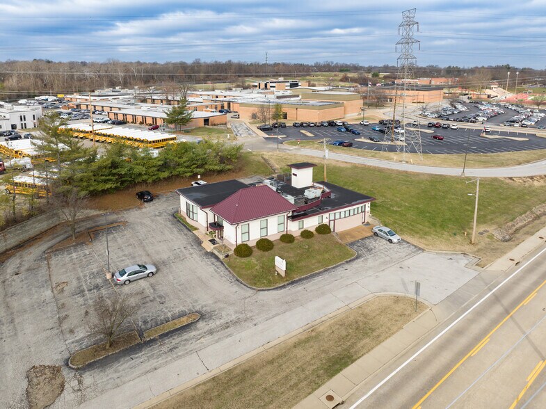 357 N Woods Mill Rd, Chesterfield, MO à vendre - Photo principale – Image 1 sur 8