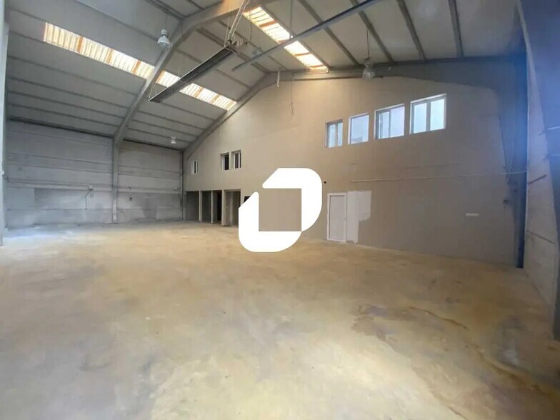 Local d’activités dans Ennery à louer - Photo de l’immeuble – Image 2 sur 9