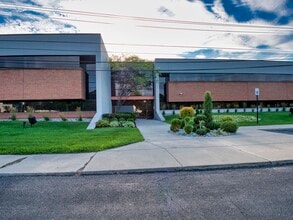 23800 Orchard Lake Rd, Farmington Hills, MI à louer Photo de l’immeuble– Image 1 sur 3