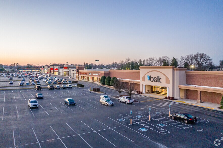 377 W Jackson St, Cookeville, TN à louer - Photo de l’immeuble – Image 3 sur 37