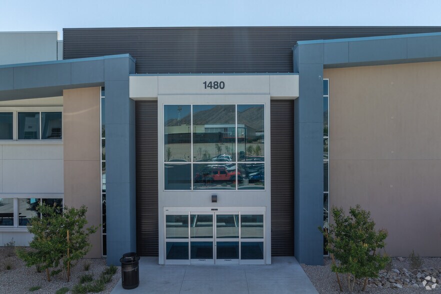 1480 Center Crossing Rd, Las Vegas, NV à louer - Photo de l’immeuble – Image 2 sur 5