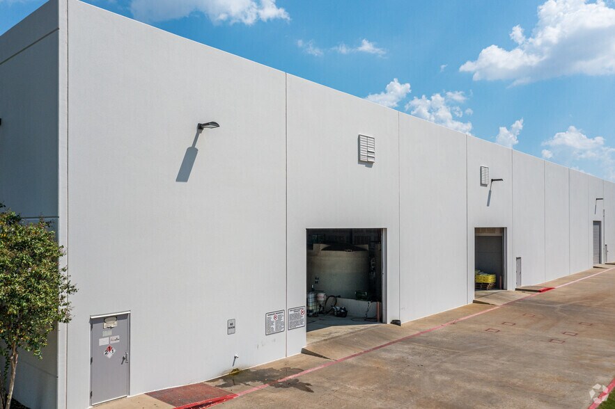 1640 Wallace Dr, Carrollton, TX à louer - Photo de l’immeuble – Image 3 sur 6