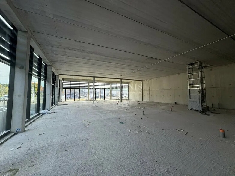 Local commercial dans Mulsanne à louer - Photo de l’immeuble – Image 2 sur 3