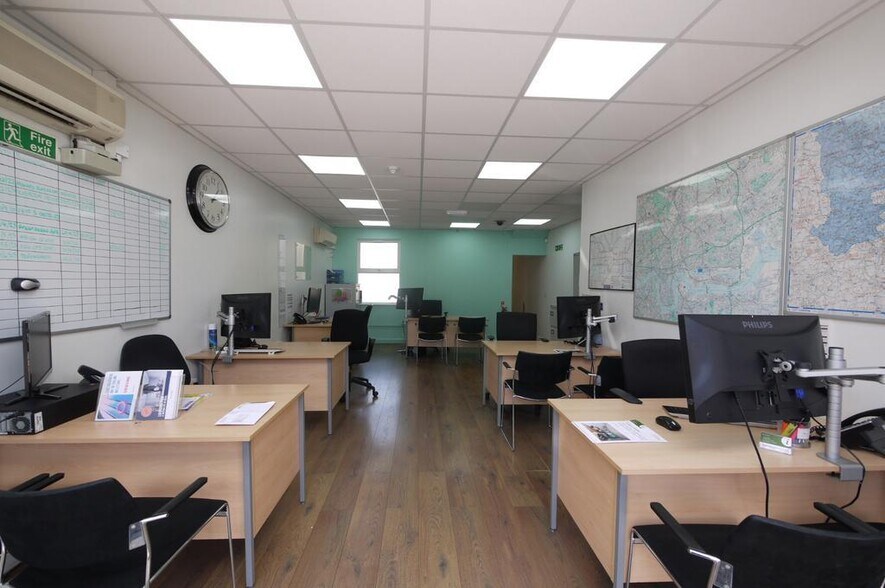 265 Barking Rd, Londres à louer - Photo de l’immeuble – Image 1 sur 19