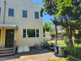 Plus de détails pour 6112 56th Dr, Maspeth, NY - Logement à vendre