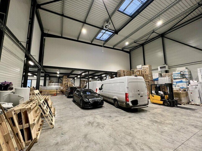 Plus de détails pour Local d’activités à vendre