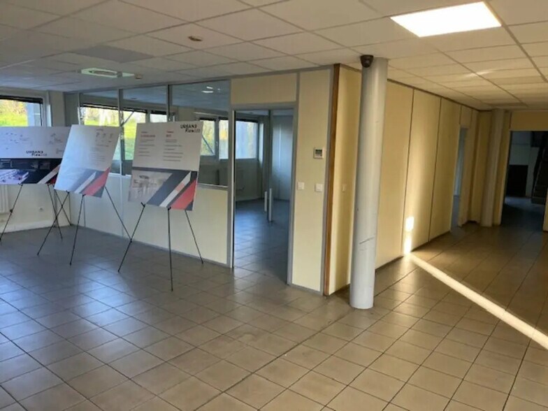 Industriel/Logistique dans Saint-Thibault-des-Vignes à louer - Photo de l’immeuble – Image 3 sur 11